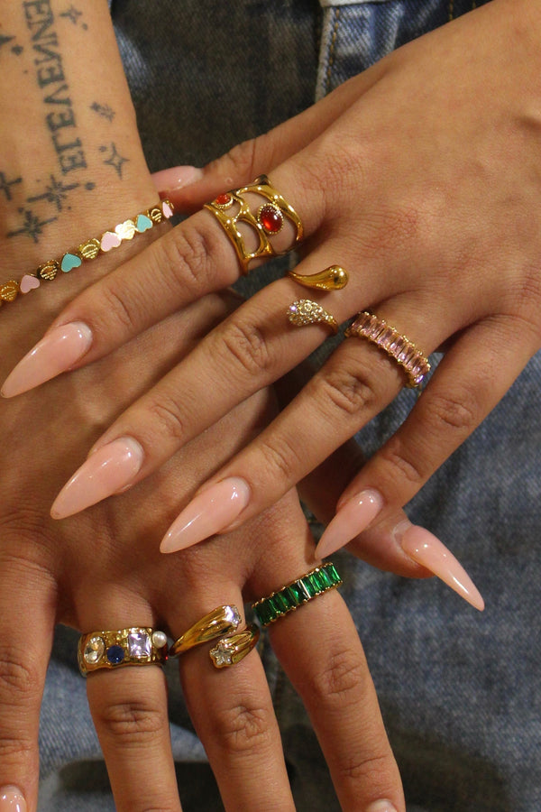 Anillo geométrico de piedra roja