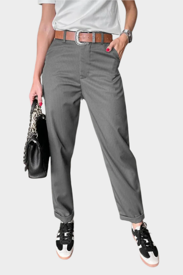 Pantalones elegantes con costuras