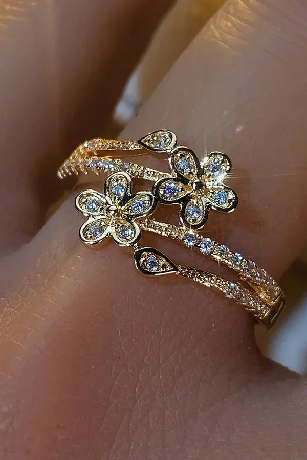 Elegante anillo dorado con flor brillante | Oro