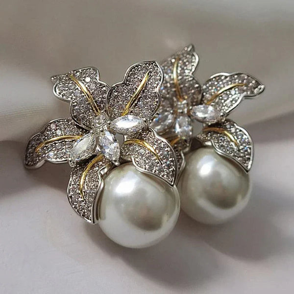 Exquisitos pendientes de perlas y flores | Oro blanco