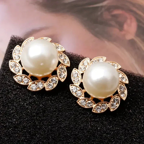 Exquisitos pendientes de perla y hojas brillantes | Oro