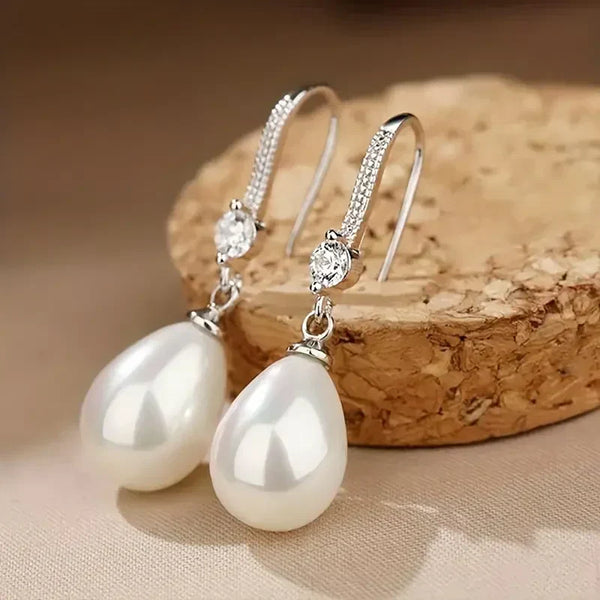 Pendientes colgantes con perlas brillantes | Oro blanco