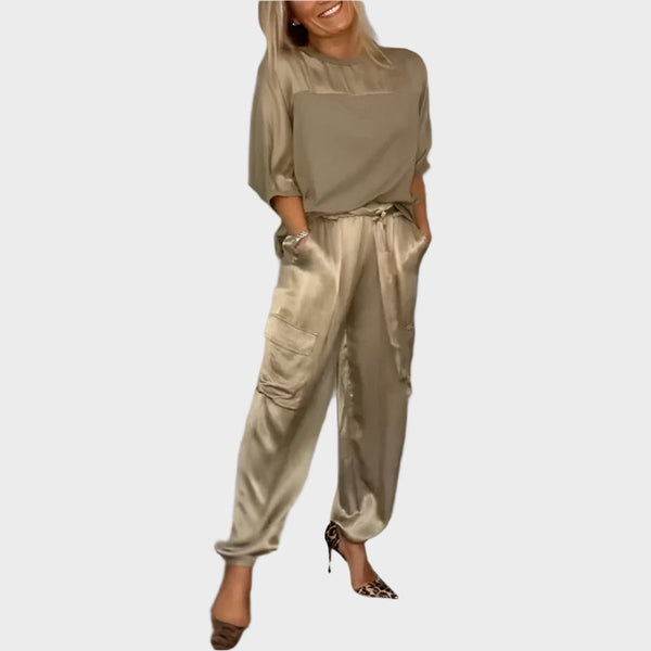 Conjunto de satén con blusa relajada y pantalón cargo