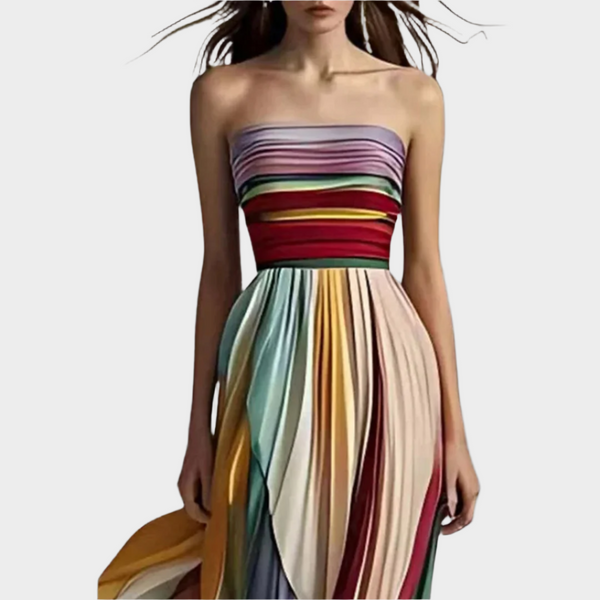 Vestido largo sin tirantes con movimiento plisado y diseño impresionante