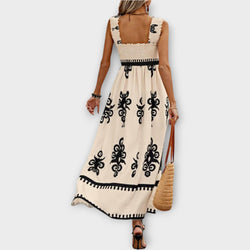 Elegante vestido de playa con escote cuadrado