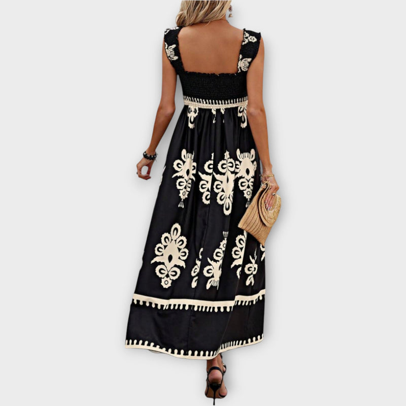 Elegante vestido de playa con escote cuadrado
