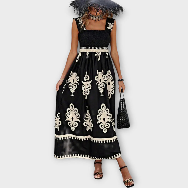 Elegante vestido de playa con escote cuadrado
