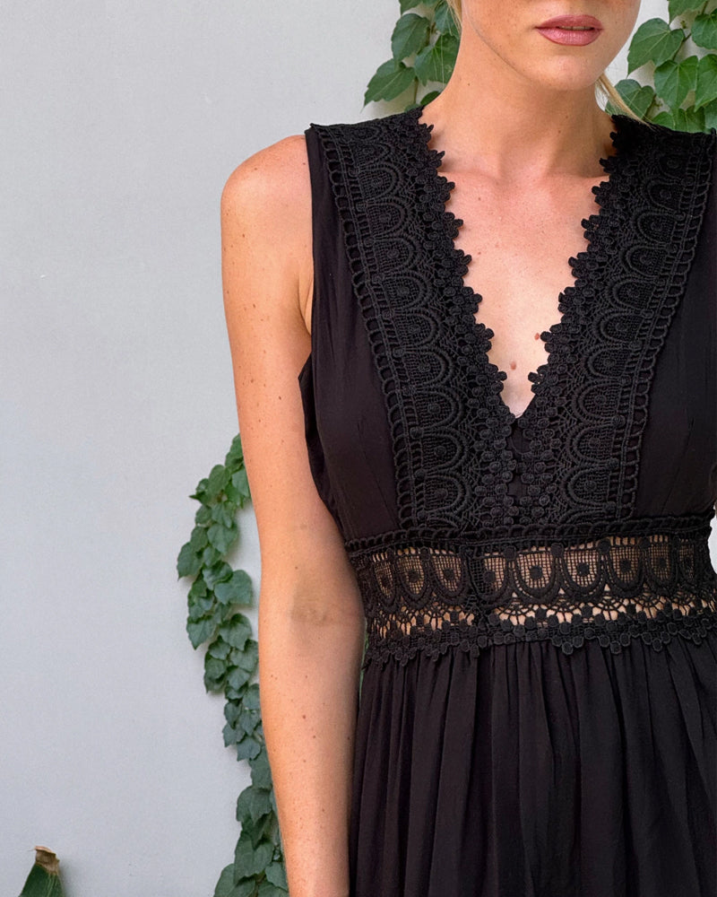 Eleni | Vestido elegante con encaje y escote en V