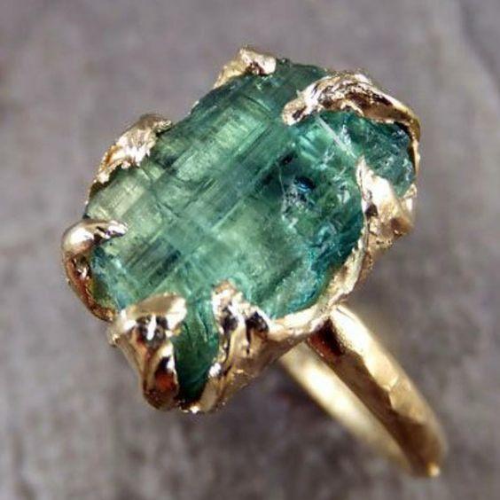 Anillo antiguo de cristal verde con incrustaciones | Oro