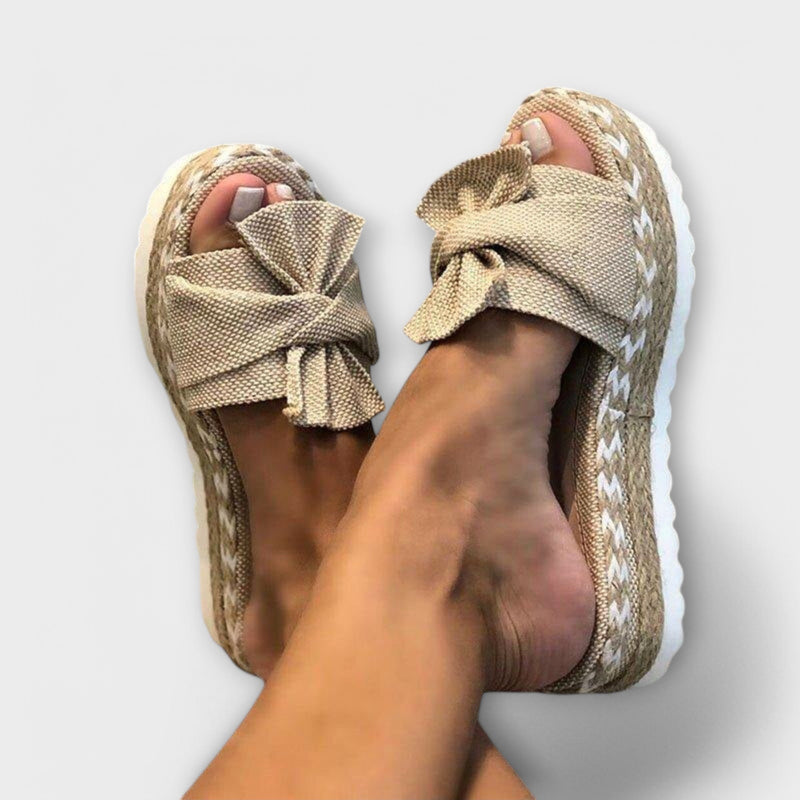 Sandalias con lazos de cinta