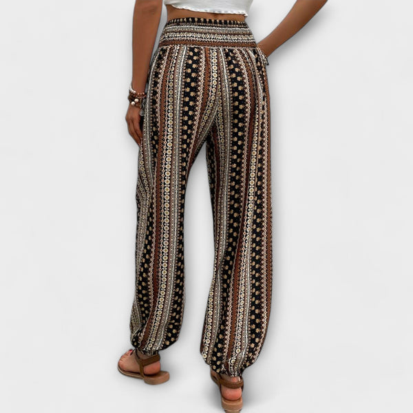 Pantalones con diseño etnográfico