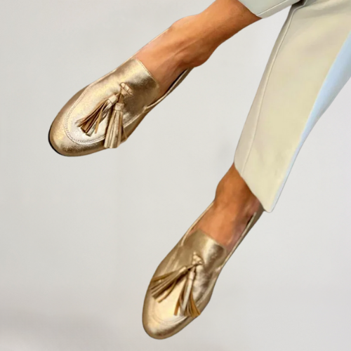 Mocasines dorados brillantes