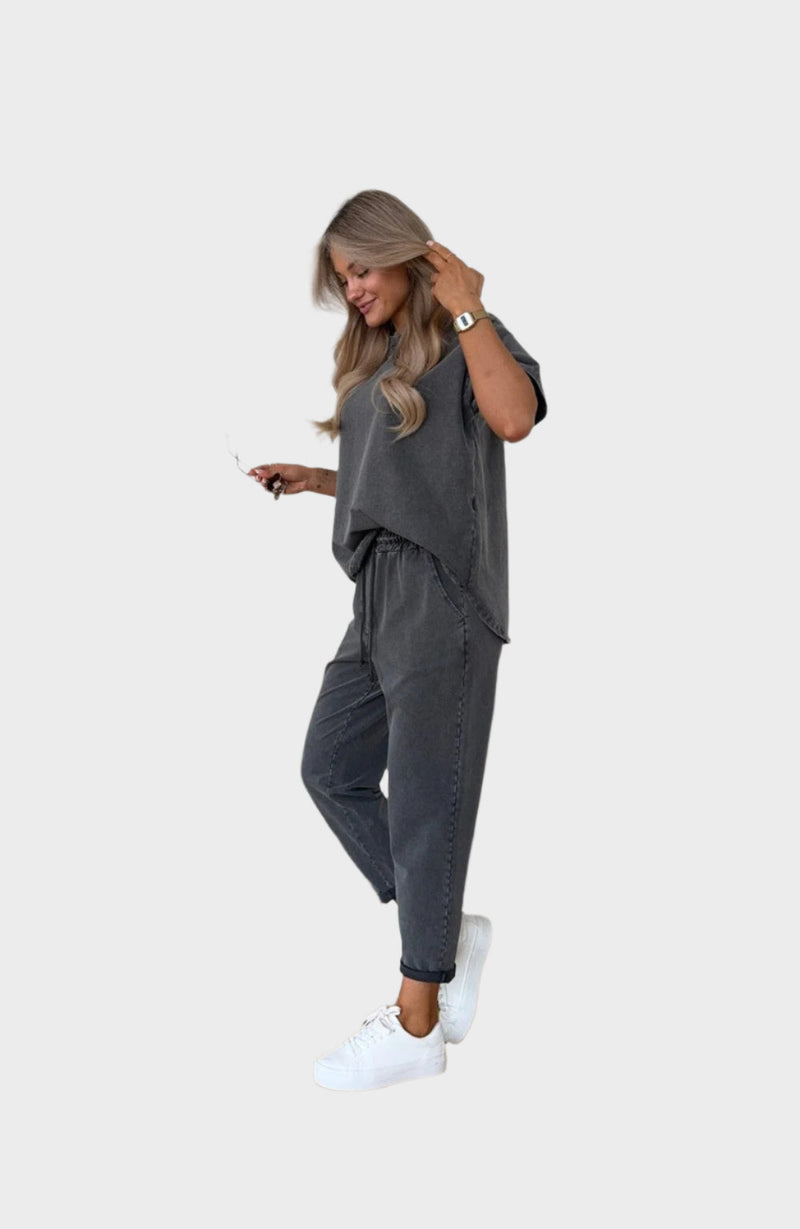 Conjunto casual con camiseta y pantalón jogger