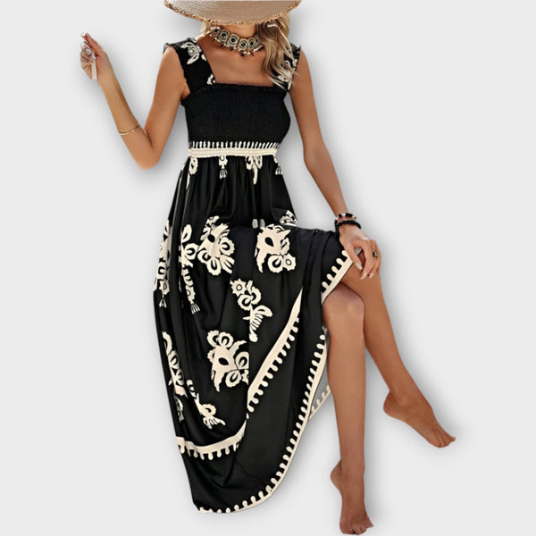 Elegante vestido de playa con escote cuadrado