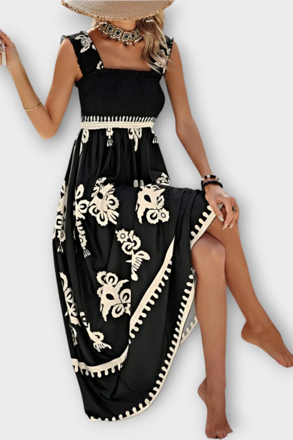 Elegante vestido de playa con escote cuadrado