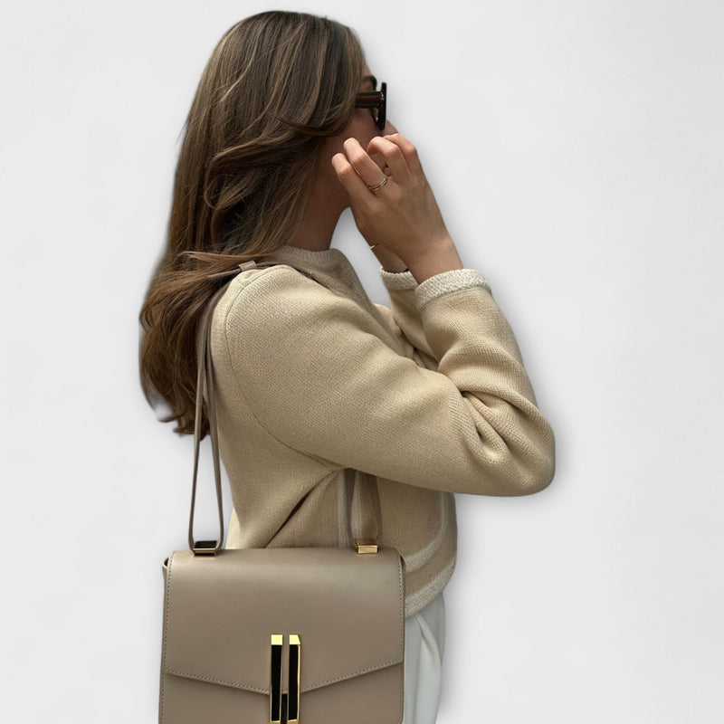 Cárdigan clásico con bolsillos decorativos