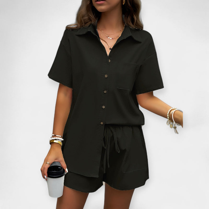 Conjunto cómodo con camisa y pantalones cortos