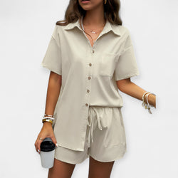 Conjunto cómodo con camisa y pantalones cortos
