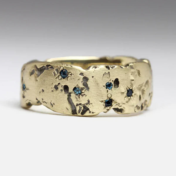 Anillo antiguo de oro forjado con incrustaciones de cristal azul | Oro