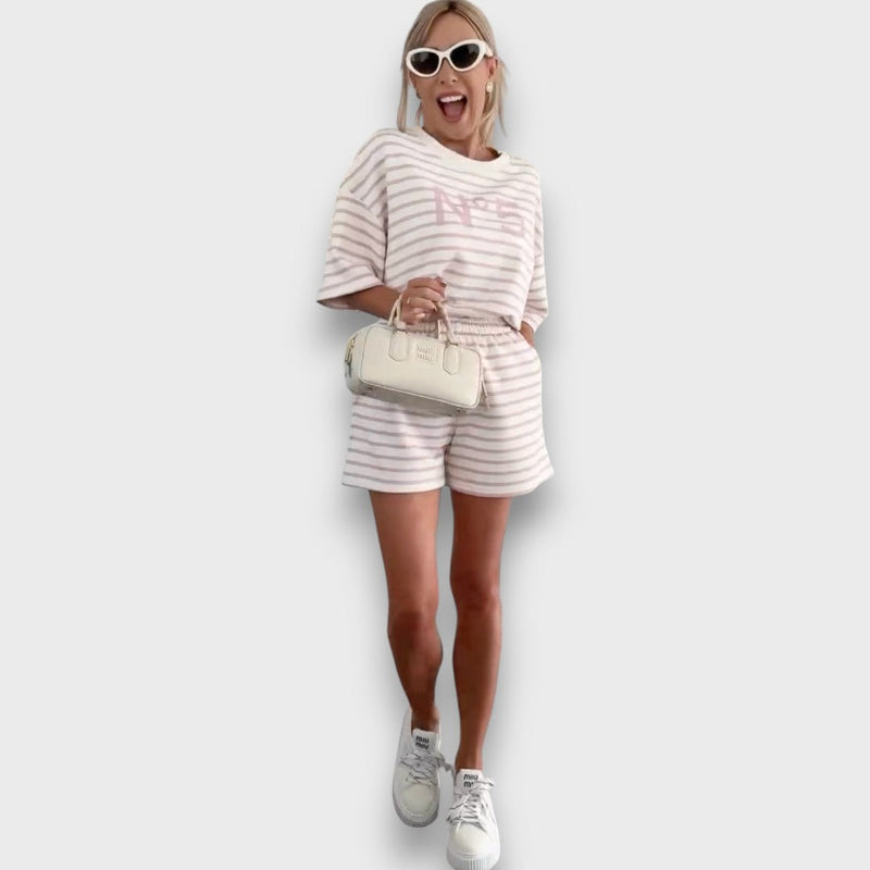 Conjunto de blusa y pantalón corto a rayas con estampado