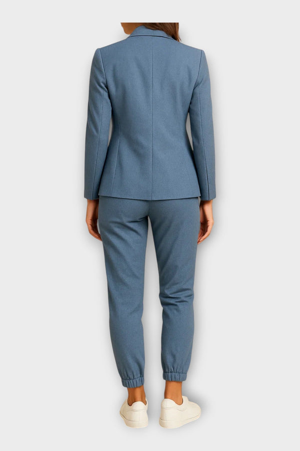 Traje de mujer con blazer y pantalón jogger