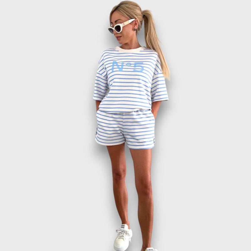 Conjunto de blusa y pantalón corto a rayas con estampado