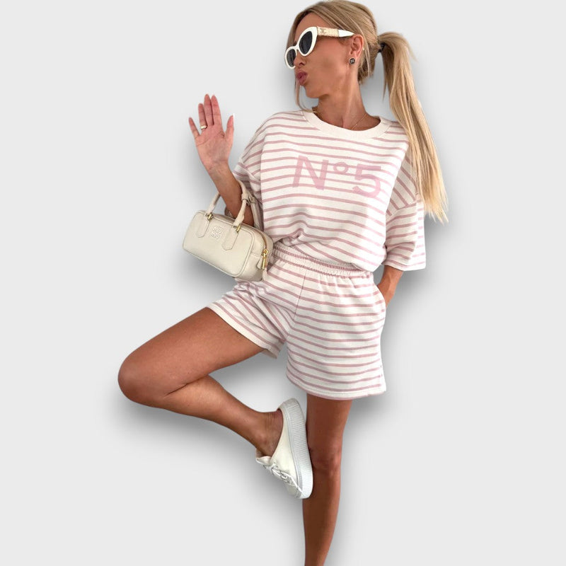 Conjunto de blusa y pantalón corto a rayas con estampado
