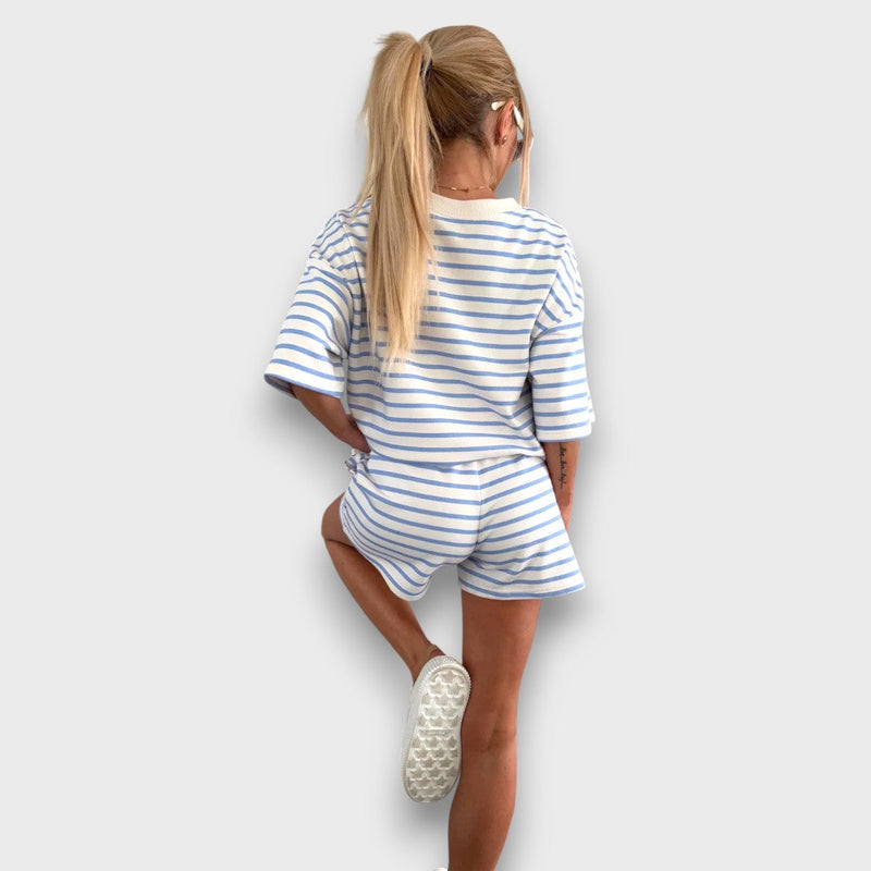 Conjunto de blusa y pantalón corto a rayas con estampado