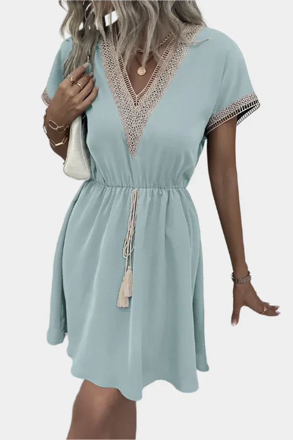 Vestido bohemio romántico con cinturón y escote en V