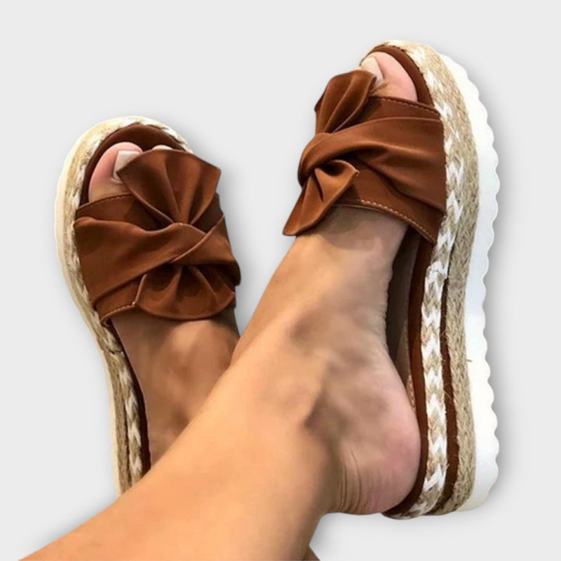 Sandalias con lazos de cinta