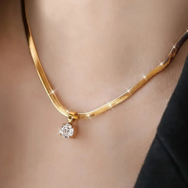 Elegante collar con colgante de diamantes de imitación | Oro