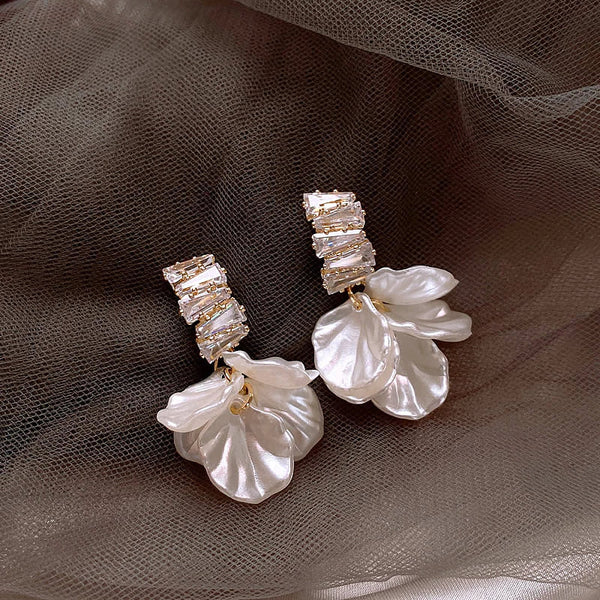Exquisitos pendientes de pétalos de oro blanco | Oro