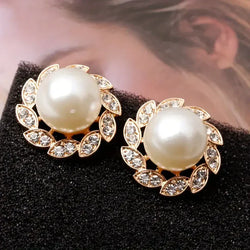 Exquisitos pendientes de perla y hojas brillantes | Oro