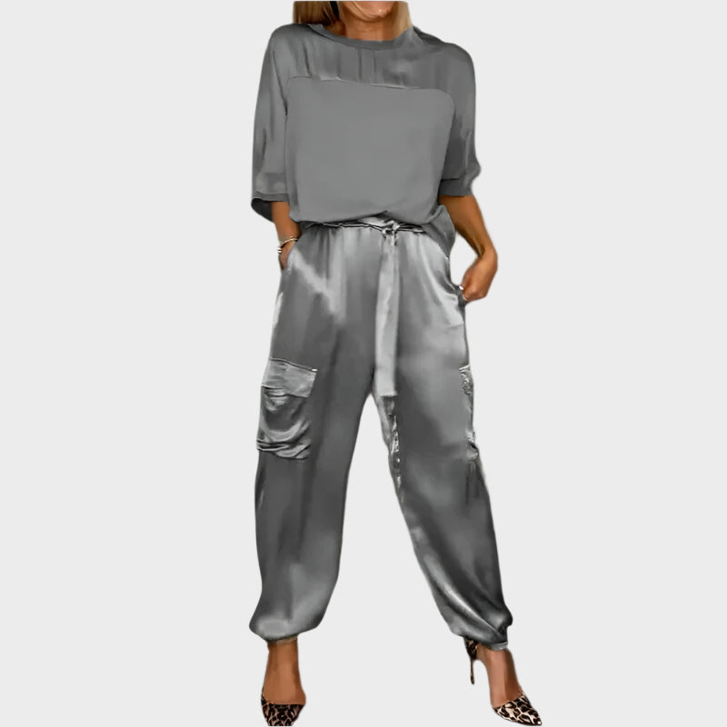 Conjunto de satén con blusa relajada y pantalón cargo