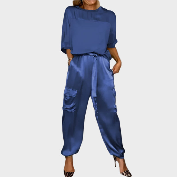 Conjunto de satén con blusa relajada y pantalón cargo